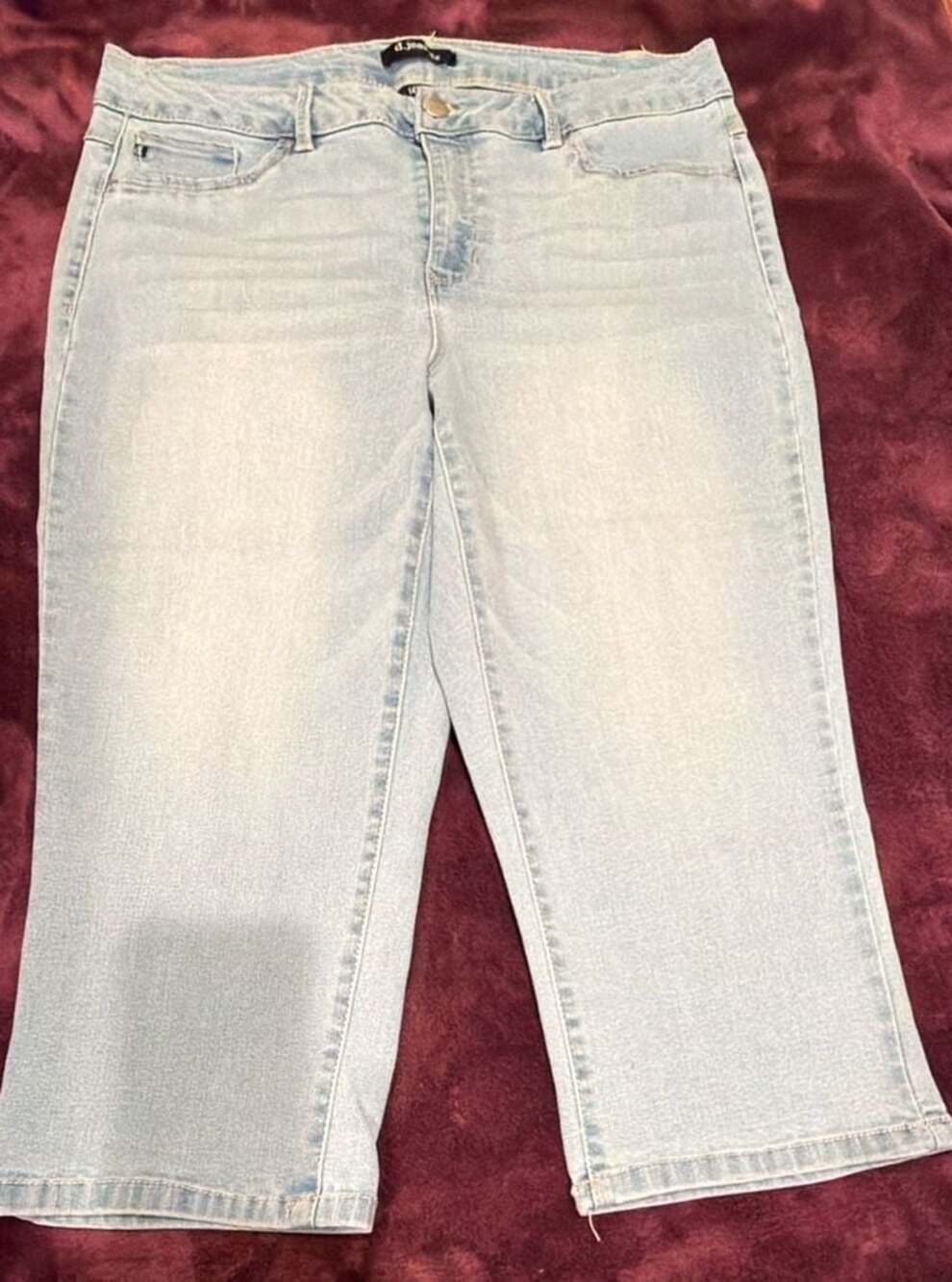 d.jeans Women's Light Wash Cropped Jeans Size 14W